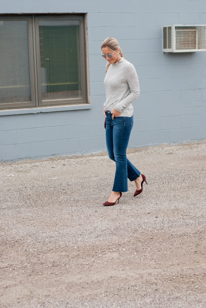 october-style-board-grey-sweater-walking-1